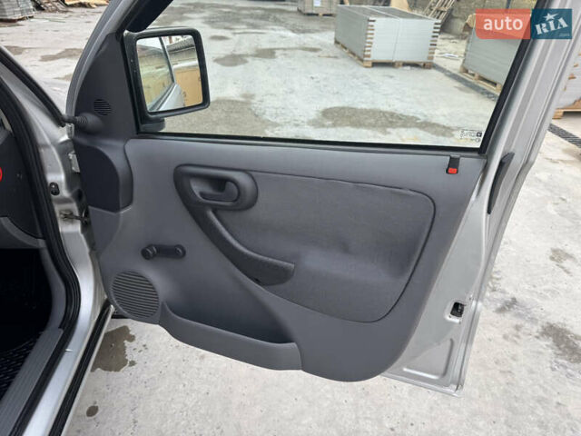 Серый Опель Комбо груз.-пасс., объемом двигателя 1.6 л и пробегом 270 тыс. км за 4300 $, фото 16 на Automoto.ua