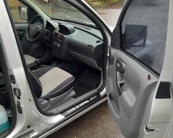 Серый Опель Комбо груз.-пасс., объемом двигателя 1.69 л и пробегом 175 тыс. км за 4200 $, фото 8 на Automoto.ua