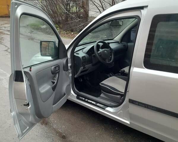 Серый Опель Комбо груз.-пасс., объемом двигателя 1.69 л и пробегом 175 тыс. км за 4200 $, фото 12 на Automoto.ua