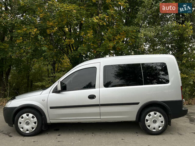 Серый Опель Комбо груз.-пасс., объемом двигателя 1.7 л и пробегом 192 тыс. км за 4999 $, фото 7 на Automoto.ua