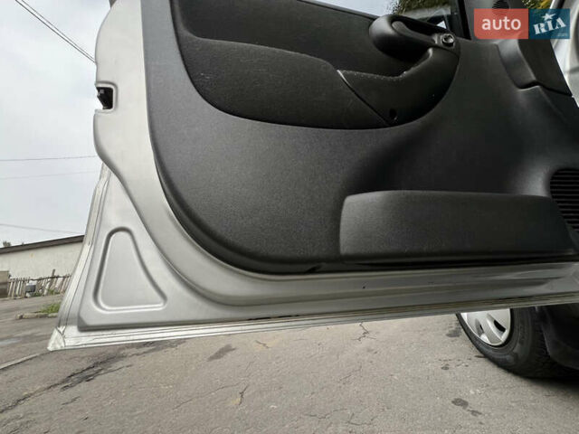 Серый Опель Комбо груз.-пасс., объемом двигателя 1.7 л и пробегом 192 тыс. км за 4999 $, фото 15 на Automoto.ua