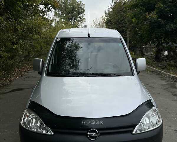 Серый Опель Комбо груз.-пасс., объемом двигателя 1.7 л и пробегом 192 тыс. км за 4999 $, фото 1 на Automoto.ua