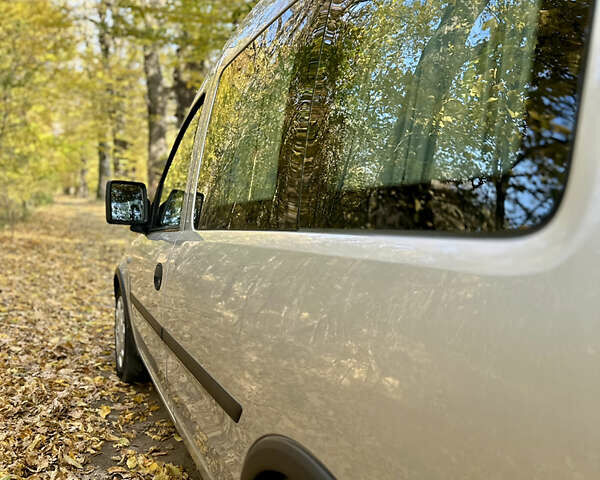 Серый Опель Комбо груз.-пасс., объемом двигателя 1.7 л и пробегом 230 тыс. км за 4900 $, фото 27 на Automoto.ua