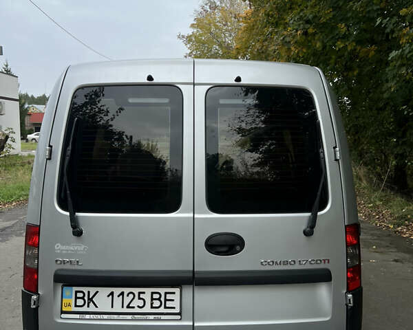 Серый Опель Комбо груз.-пасс., объемом двигателя 1.7 л и пробегом 192 тыс. км за 4999 $, фото 5 на Automoto.ua