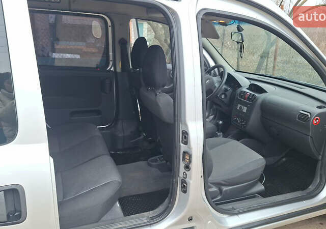 Сірий Опель Комбо вант.-пас., об'ємом двигуна 1.3 л та пробігом 250 тис. км за 4300 $, фото 13 на Automoto.ua