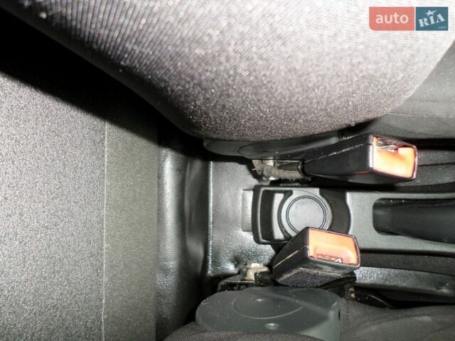 Сірий Опель Комбо вант.-пас., об'ємом двигуна 1.4 л та пробігом 181 тис. км за 11200 $, фото 27 на Automoto.ua