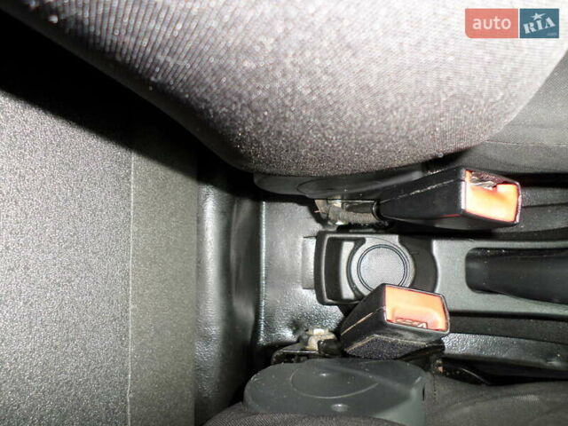 Сірий Опель Комбо вант.-пас., об'ємом двигуна 1.4 л та пробігом 181 тис. км за 11200 $, фото 14 на Automoto.ua