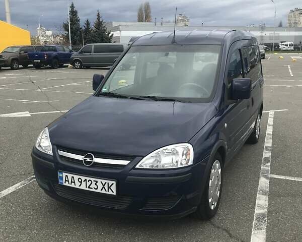 Синий Опель Комбо груз.-пасс., объемом двигателя 1.36 л и пробегом 135 тыс. км за 6400 $, фото 1 на Automoto.ua
