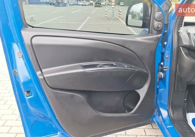 Синій Опель Комбо вант.-пас., об'ємом двигуна 1.6 л та пробігом 193 тис. км за 11400 $, фото 5 на Automoto.ua