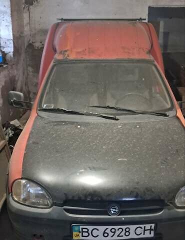 Оранжевый Опель Комбо груз.-пасс., объемом двигателя 1.7 л и пробегом 320 тыс. км за 1250 $, фото 1 на Automoto.ua