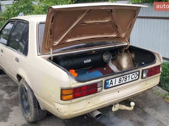 Бежевий Опель Коммандор, об'ємом двигуна 2.5 л та пробігом 250 тис. км за 800 $, фото 8 на Automoto.ua