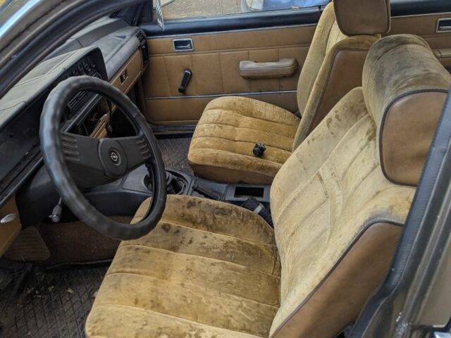 Коричневый Опель Коммандор, объемом двигателя 0 л и пробегом 70 тыс. км за 480 $, фото 4 на Automoto.ua