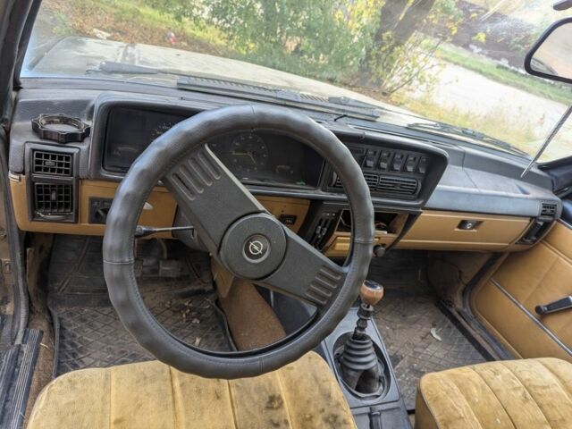 Коричневый Опель Коммандор, объемом двигателя 0 л и пробегом 70 тыс. км за 480 $, фото 5 на Automoto.ua