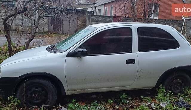 Белый Опель Корса, объемом двигателя 1.2 л и пробегом 450 тыс. км за 1179 $, фото 5 на Automoto.ua