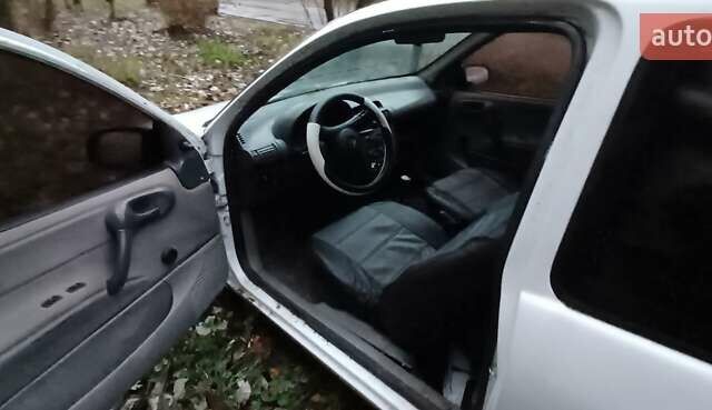 Белый Опель Корса, объемом двигателя 1.2 л и пробегом 450 тыс. км за 1179 $, фото 1 на Automoto.ua