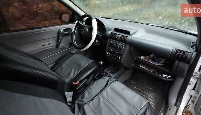 Белый Опель Корса, объемом двигателя 1.2 л и пробегом 450 тыс. км за 1179 $, фото 2 на Automoto.ua