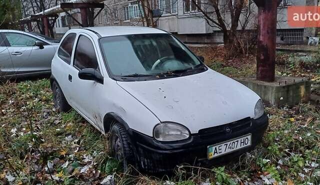 Белый Опель Корса, объемом двигателя 1.2 л и пробегом 450 тыс. км за 1179 $, фото 3 на Automoto.ua