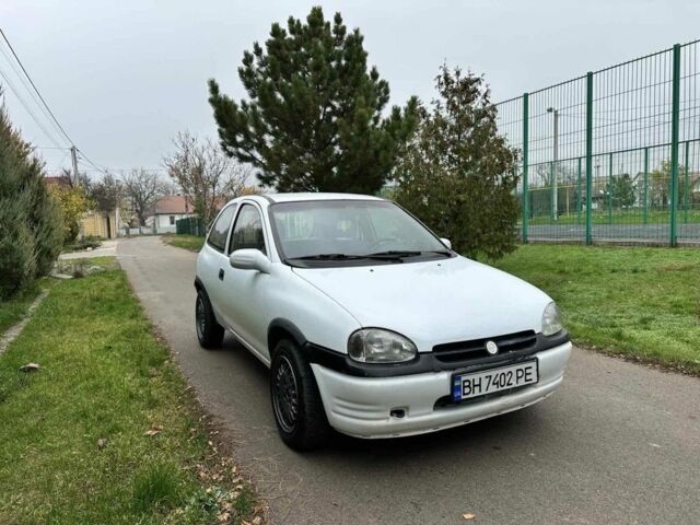 Белый Опель Корса, объемом двигателя 1.2 л и пробегом 123 тыс. км за 1100 $, фото 2 на Automoto.ua