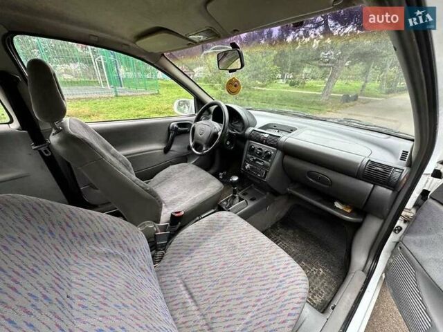 Белый Опель Корса, объемом двигателя 1.2 л и пробегом 123 тыс. км за 1100 $, фото 6 на Automoto.ua