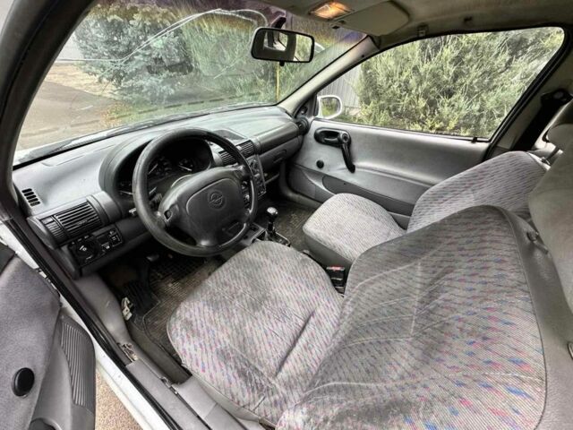 Белый Опель Корса, объемом двигателя 1.2 л и пробегом 123 тыс. км за 1100 $, фото 5 на Automoto.ua