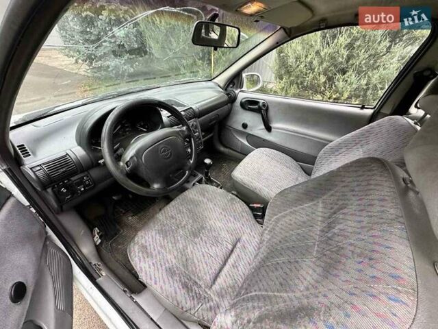 Белый Опель Корса, объемом двигателя 1.2 л и пробегом 123 тыс. км за 1100 $, фото 4 на Automoto.ua