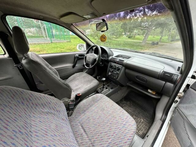 Белый Опель Корса, объемом двигателя 1.2 л и пробегом 123 тыс. км за 1100 $, фото 7 на Automoto.ua