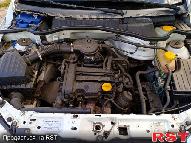 Белый Опель Корса, объемом двигателя 1 л и пробегом 254 тыс. км за 3100 $, фото 7 на Automoto.ua