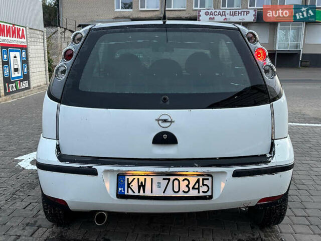 Белый Опель Корса, объемом двигателя 1.2 л и пробегом 198 тыс. км за 1550 $, фото 3 на Automoto.ua