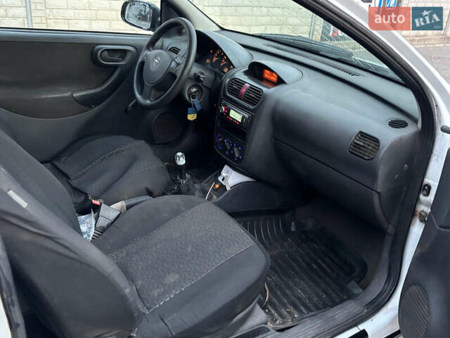 Белый Опель Корса, объемом двигателя 1.2 л и пробегом 198 тыс. км за 1550 $, фото 4 на Automoto.ua