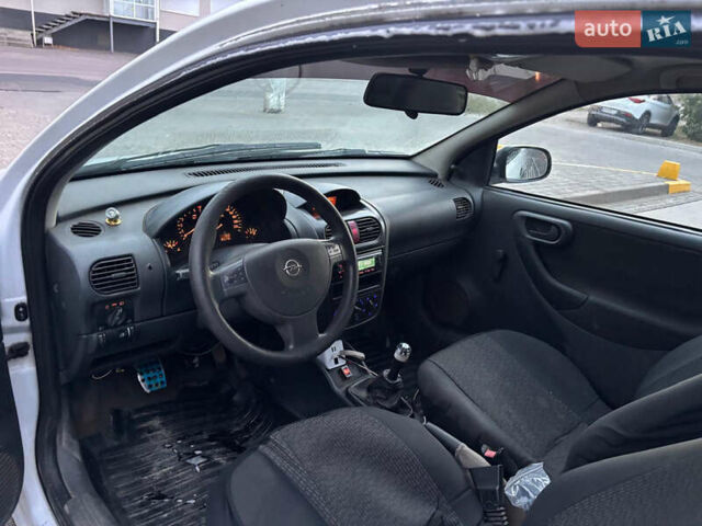 Белый Опель Корса, объемом двигателя 1.2 л и пробегом 198 тыс. км за 1550 $, фото 5 на Automoto.ua