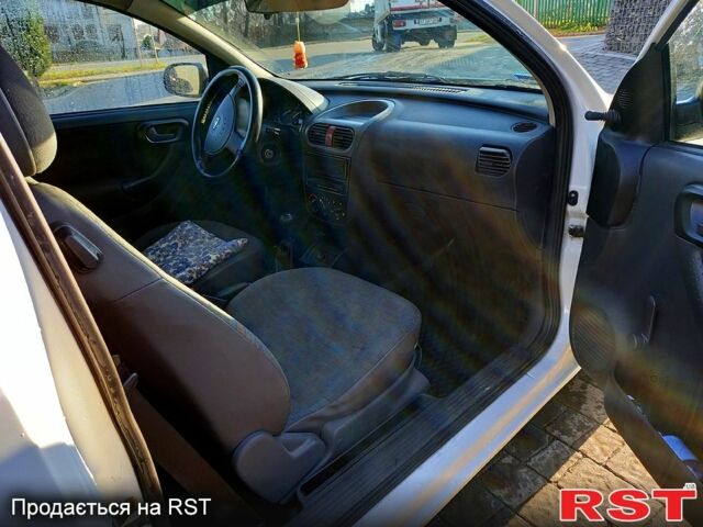 Белый Опель Корса, объемом двигателя 1.2 л и пробегом 199 тыс. км за 2700 $, фото 4 на Automoto.ua