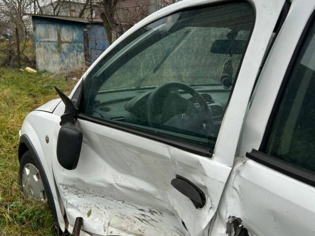 Белый Опель Корса, объемом двигателя 1.2 л и пробегом 270 тыс. км за 1200 $, фото 2 на Automoto.ua