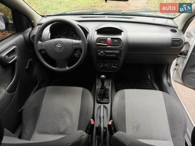 Білий Опель Корса, об'ємом двигуна 1.23 л та пробігом 196 тис. км за 2600 $, фото 8 на Automoto.ua