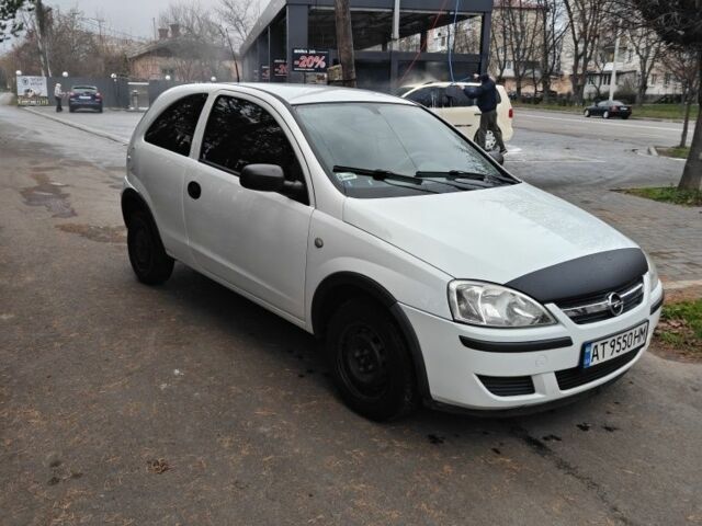 Белый Опель Корса, объемом двигателя 1.2 л и пробегом 196 тыс. км за 2600 $, фото 1 на Automoto.ua
