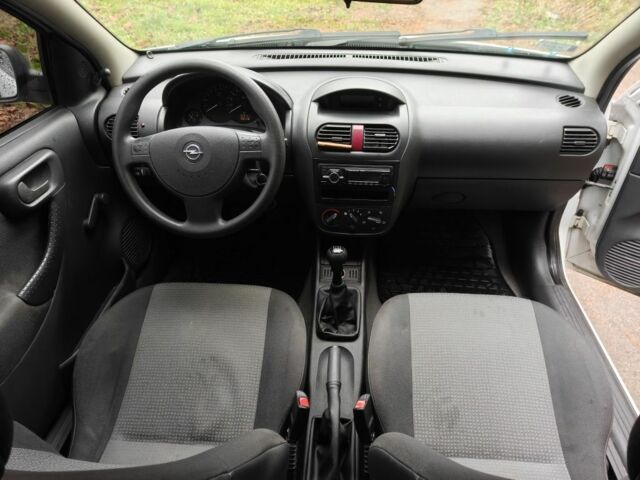 Белый Опель Корса, объемом двигателя 1.2 л и пробегом 196 тыс. км за 2600 $, фото 9 на Automoto.ua