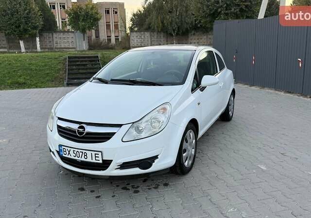Белый Опель Корса, объемом двигателя 1 л и пробегом 250 тыс. км за 4200 $, фото 1 на Automoto.ua