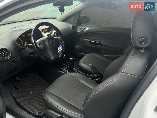 Белый Опель Корса, объемом двигателя 1.25 л и пробегом 375 тыс. км за 3500 $, фото 7 на Automoto.ua