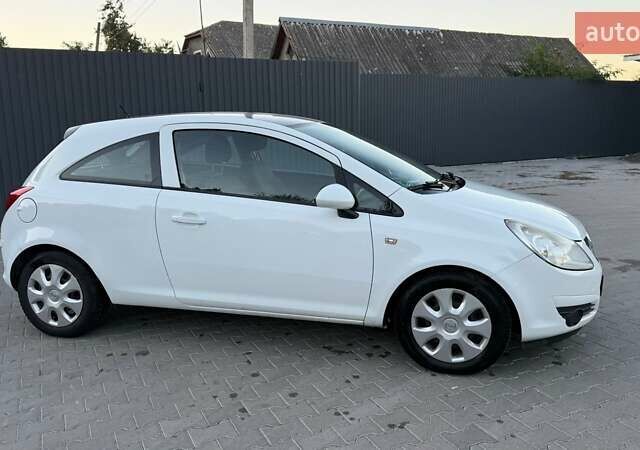 Белый Опель Корса, объемом двигателя 1 л и пробегом 250 тыс. км за 4200 $, фото 6 на Automoto.ua