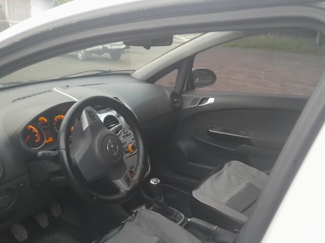 Белый Опель Корса, объемом двигателя 1.2 л и пробегом 263 тыс. км за 3800 $, фото 2 на Automoto.ua