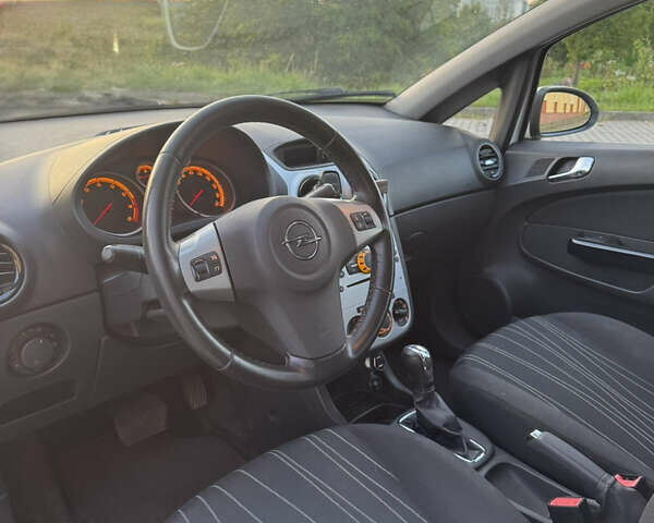 Белый Опель Корса, объемом двигателя 1.36 л и пробегом 175 тыс. км за 6700 $, фото 6 на Automoto.ua