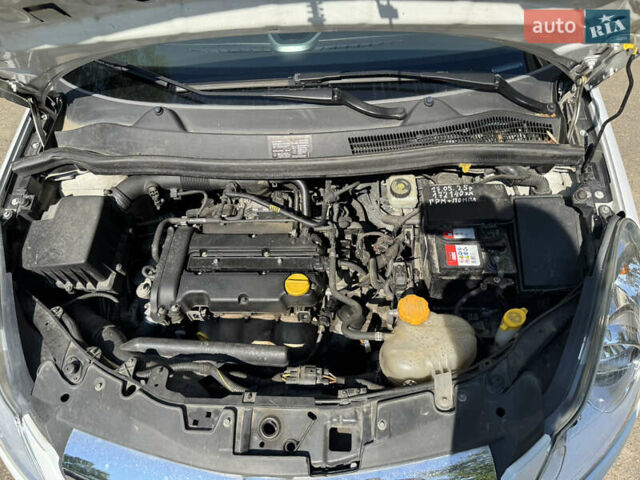 Белый Опель Корса, объемом двигателя 1.36 л и пробегом 175 тыс. км за 6700 $, фото 11 на Automoto.ua