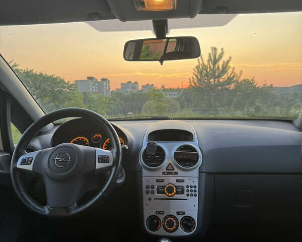 Белый Опель Корса, объемом двигателя 1.36 л и пробегом 175 тыс. км за 6700 $, фото 7 на Automoto.ua