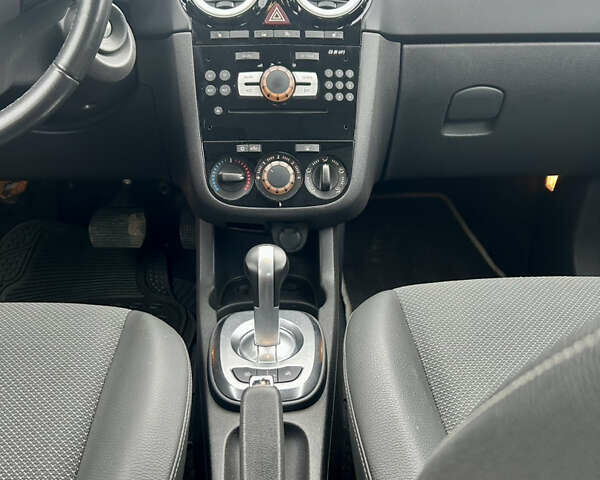 Белый Опель Корса, объемом двигателя 1.2 л и пробегом 131 тыс. км за 6300 $, фото 14 на Automoto.ua