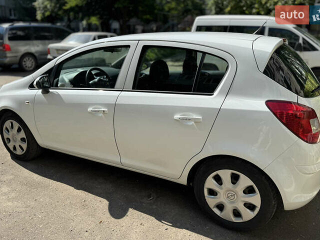 Белый Опель Корса, объемом двигателя 1.36 л и пробегом 175 тыс. км за 6700 $, фото 3 на Automoto.ua