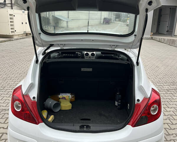 Белый Опель Корса, объемом двигателя 1.23 л и пробегом 349 тыс. км за 2850 $, фото 10 на Automoto.ua