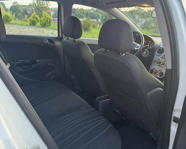 Белый Опель Корса, объемом двигателя 1.36 л и пробегом 175 тыс. км за 6700 $, фото 8 на Automoto.ua