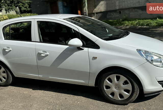 Белый Опель Корса, объемом двигателя 1.36 л и пробегом 175 тыс. км за 6700 $, фото 5 на Automoto.ua