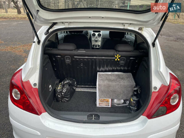 Білий Опель Корса, об'ємом двигуна 1.2 л та пробігом 300 тис. км за 3900 $, фото 11 на Automoto.ua