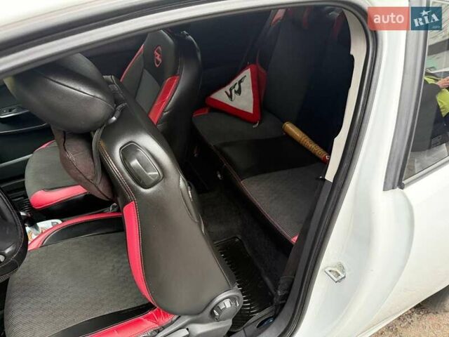 Белый Опель Корса, объемом двигателя 1.23 л и пробегом 129 тыс. км за 5200 $, фото 4 на Automoto.ua