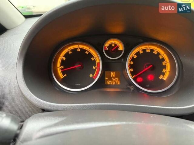 Белый Опель Корса, объемом двигателя 1.23 л и пробегом 129 тыс. км за 5200 $, фото 5 на Automoto.ua